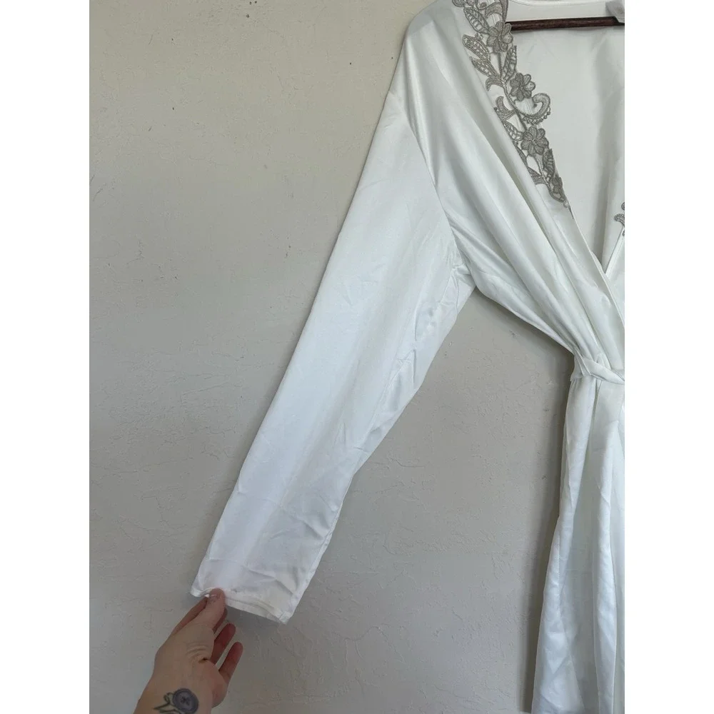 Flora Nikrooz White Satin Robe Silver Floral Appliqué L XL Tie Front Lightweight - Picture 5 of 7